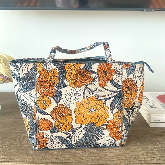 Hobo Haven Tote - Picture 4 of 10